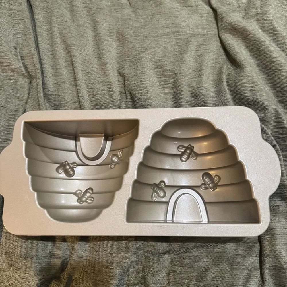 Nordic Ware 3D Beehive Cake Mold 10 Cup Cast Aluminum Pan Bee Hive USA MADE
